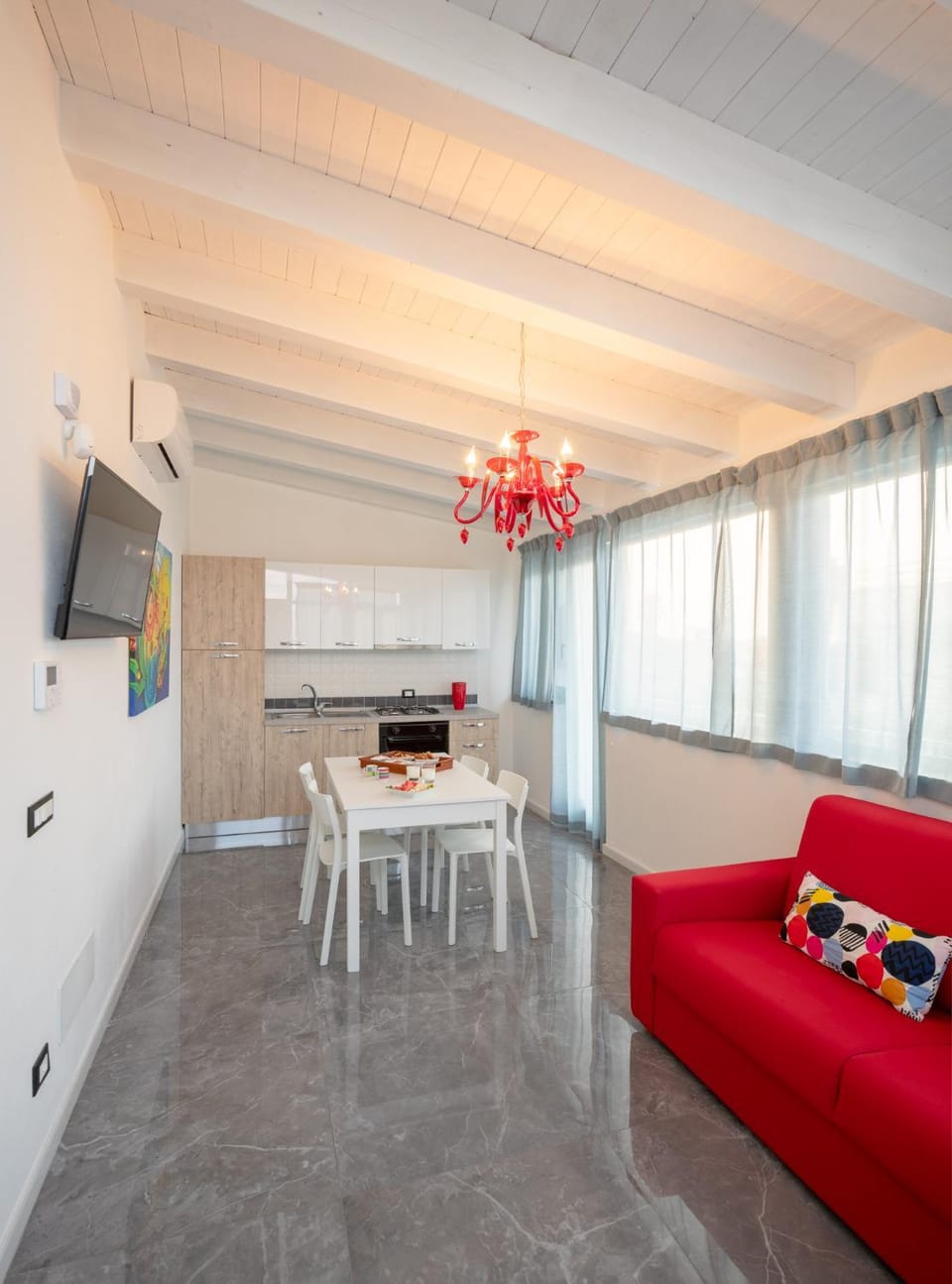 TV and multimedia, Coffee/tea facilities, Kitchen or kitchenette, Living room, Photo of the whole room, Dining area