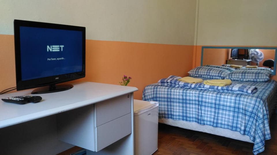 Bed, TV and multimedia, Bedroom