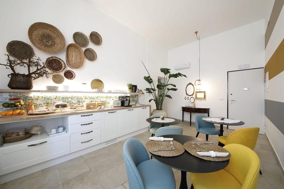 Coffee/tea facilities, Food and drinks, Seating area, Dining area, Food