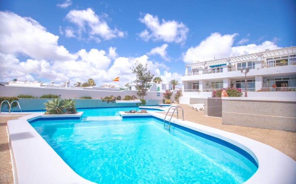 Day, Swimming pool