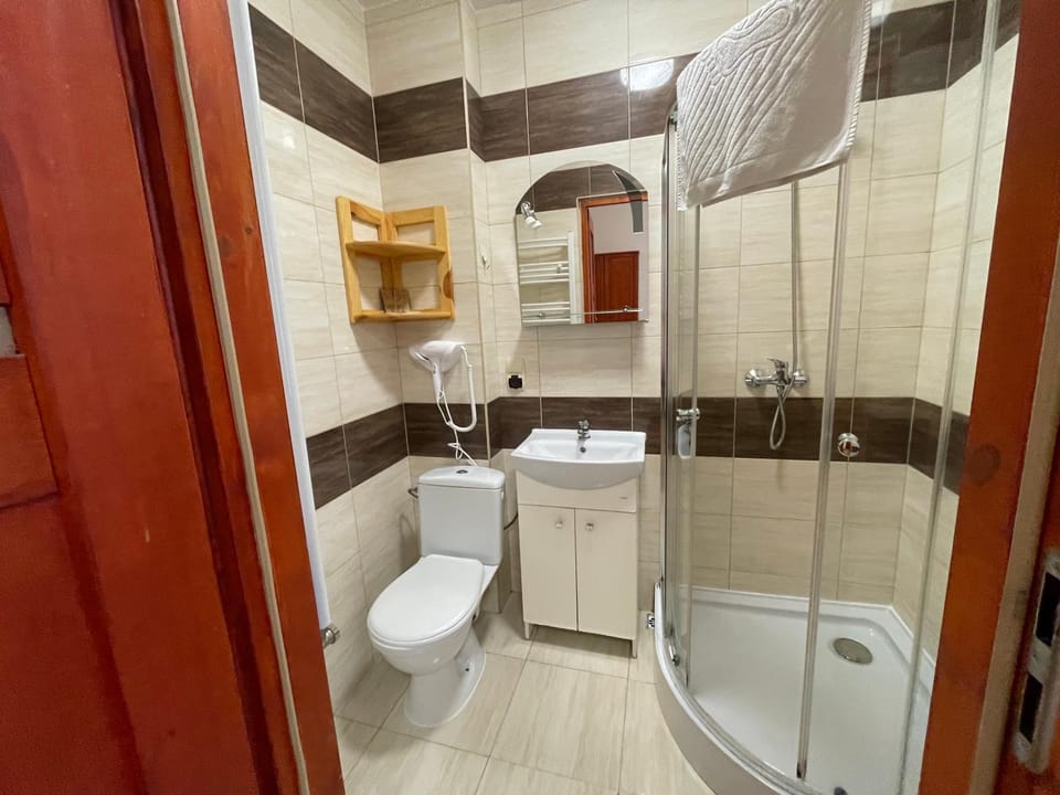 Shower, Toilet, Bathroom, towels