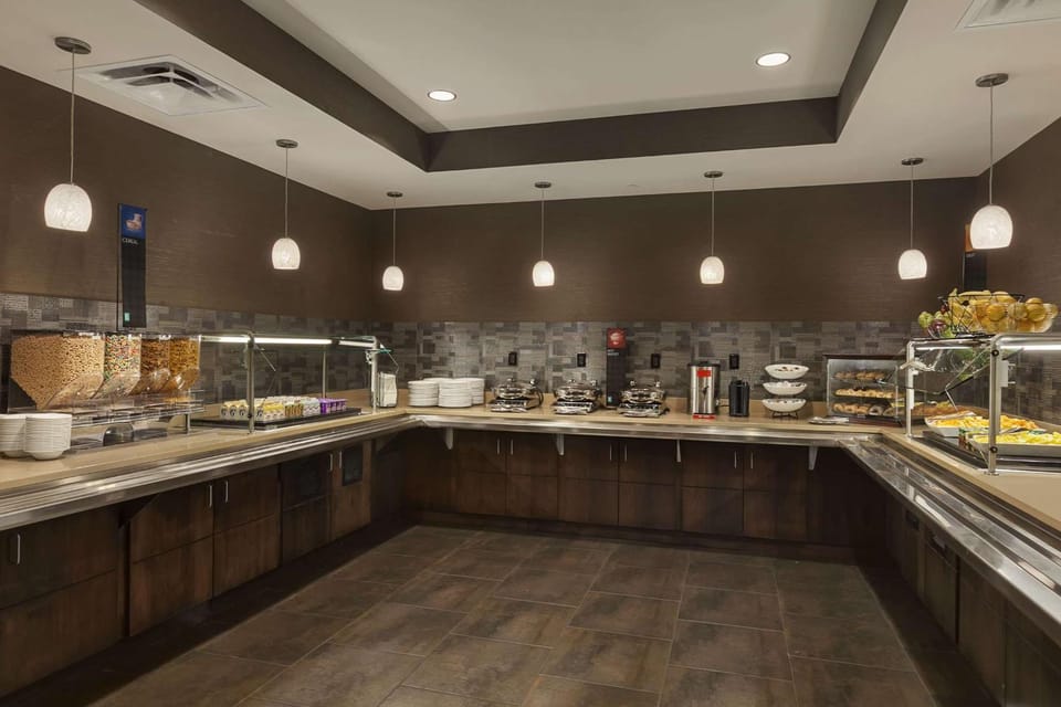 Restaurant/places to eat, Food and drinks, Dining area, Food, Breakfast, Buffet breakfast