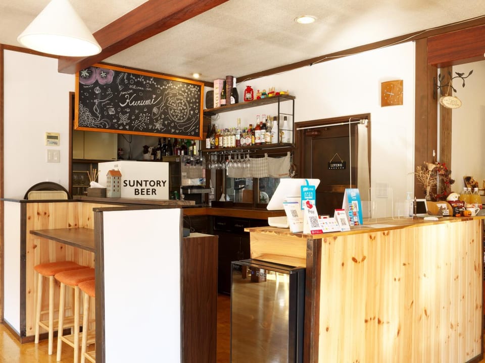 Restaurant/places to eat, Food and drinks, Area and facilities