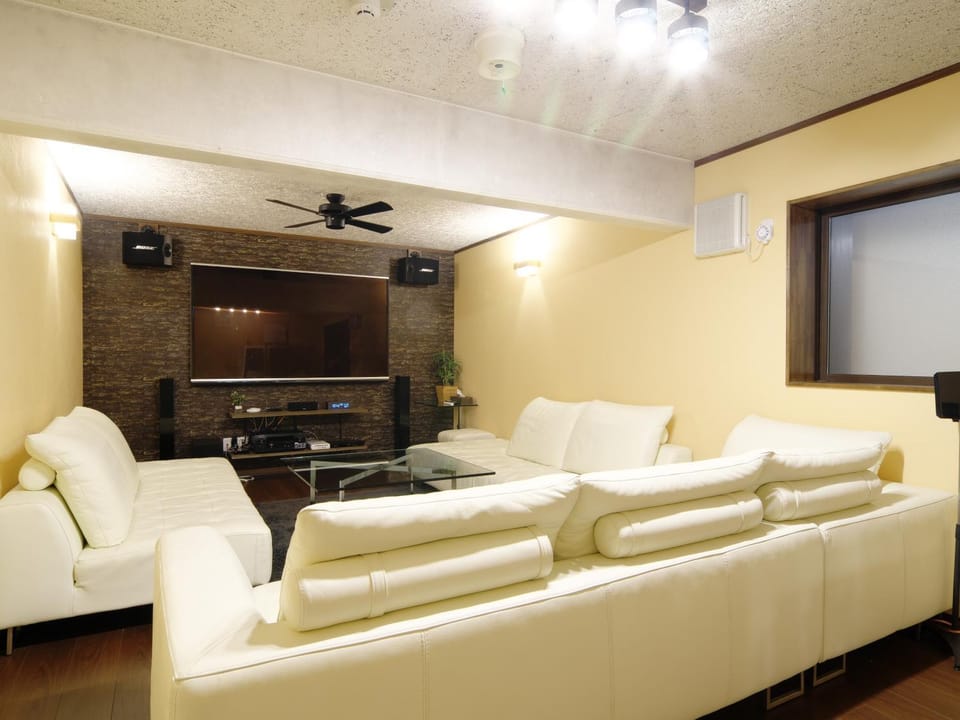 Communal lounge/ TV room, Communal lounge/ TV room, Karaoke, TV and multimedia, Living room, Area and facilities