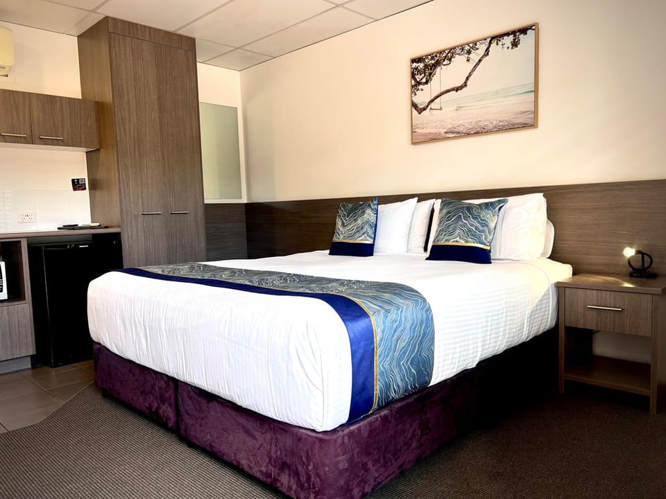Bed, Kitchen or kitchenette, Bedroom, wardrobe