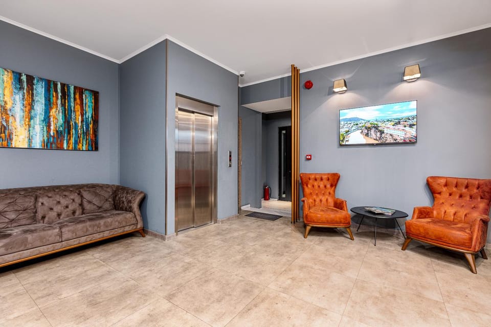 Lobby or reception, Seating area, elevator