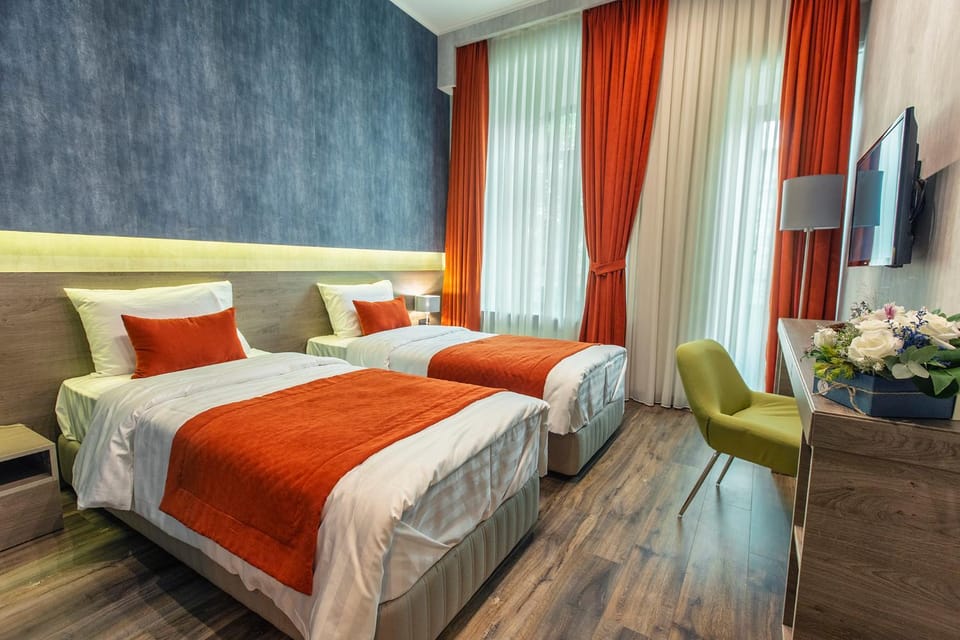 Bed, TV and multimedia, Photo of the whole room, Bedroom