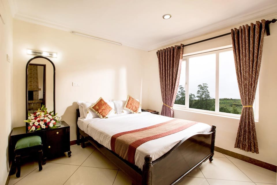 Hotel Lakeview Resort in Ooty