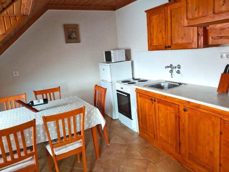 Kitchen or kitchenette, Dining area