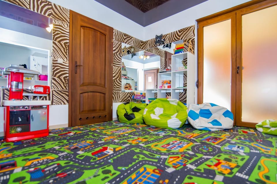 Bed, Kitchen or kitchenette, Photo of the whole room, Kids's club, Bedroom, children, wardrobe