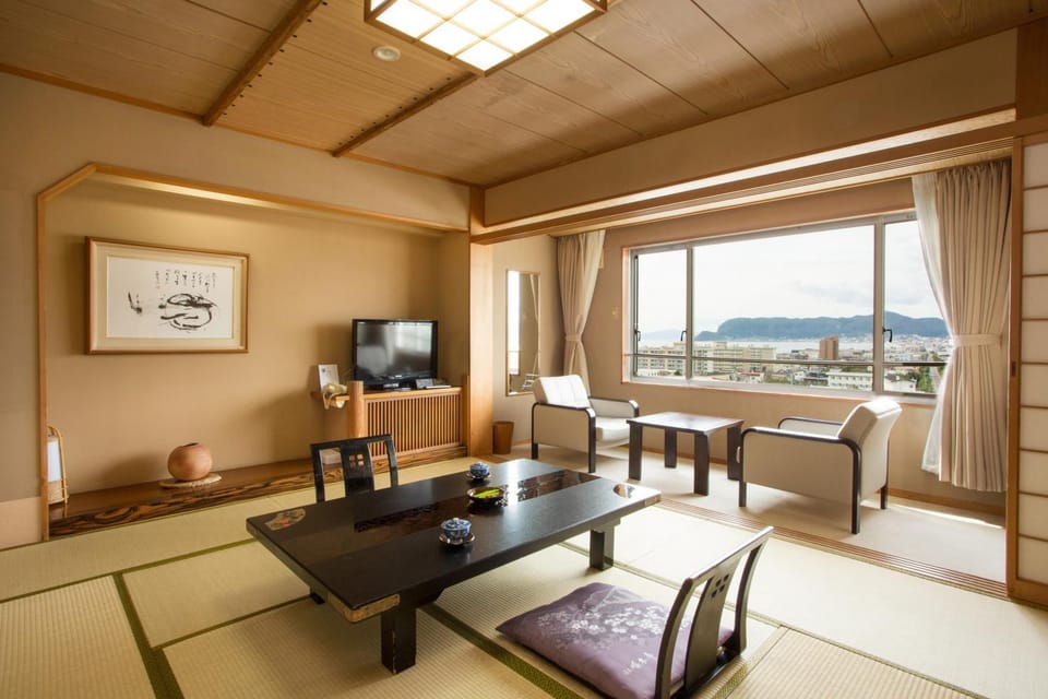 Photo of the whole room, City view