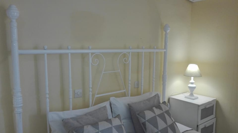 Bed, Nightclub / DJ, Kitchen or kitchenette, Photo of the whole room, Bedroom, towels, wardrobe