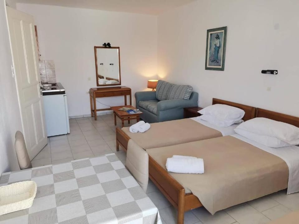 Kitchen or kitchenette, Dining area, Bedroom