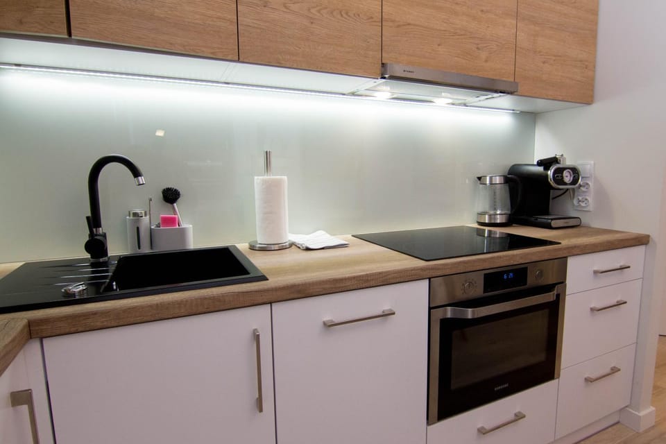 Coffee/tea facilities, Kitchen or kitchenette, stove