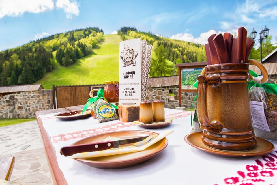 Restaurant/places to eat, Restaurant/places to eat, Neighbourhood, Natural landscape, Food and drinks, Food, Mountain view