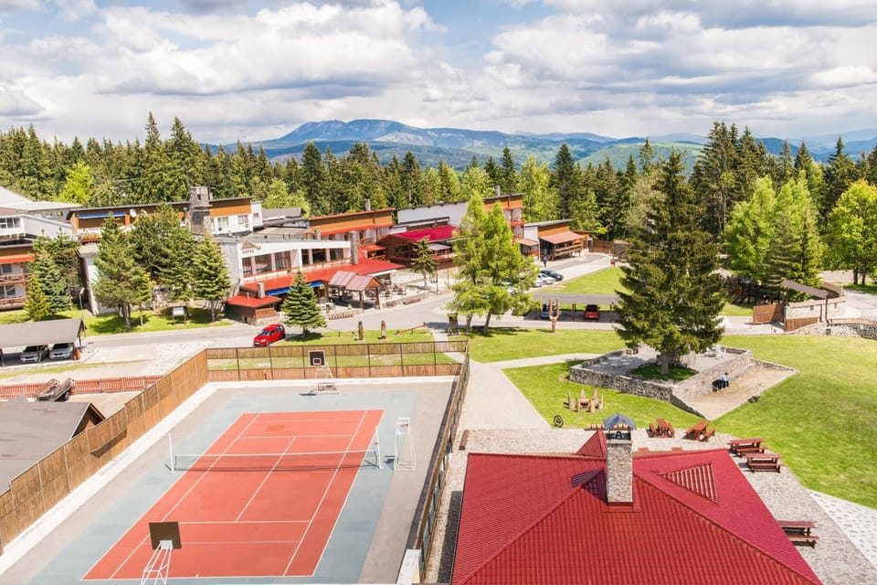 Property building, Off site, Neighbourhood, Bird's eye view, Tennis court