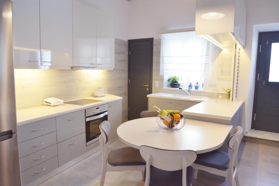 Kitchen or kitchenette, Seating area
