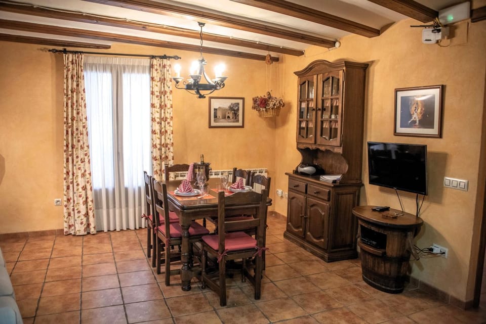 TV and multimedia, Balcony/Terrace, Dining area, fireplace, internet