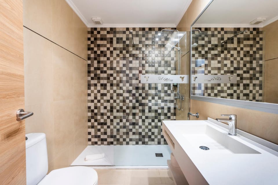 Shower, Toilet, Bath, towels