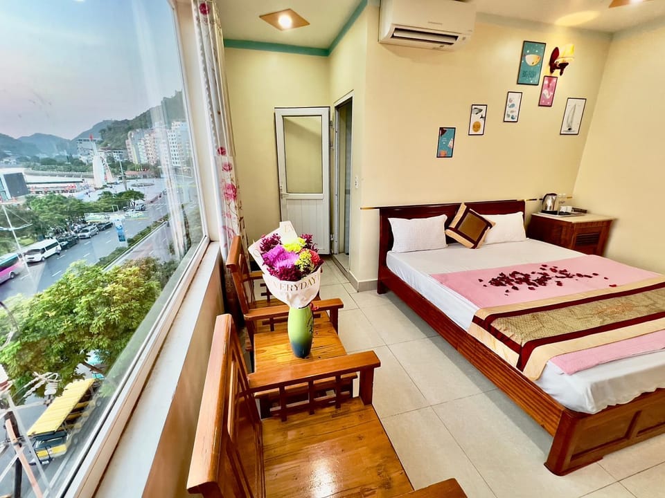 Bed, View (from property/room), Living room, Photo of the whole room, Seating area, Dining area, Bedroom, towels, air conditioner
