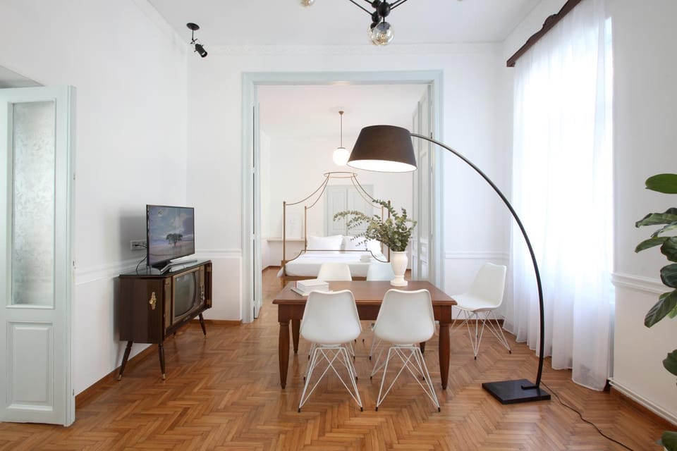 TV and multimedia, Photo of the whole room, Decorative detail, Seating area, Dining area