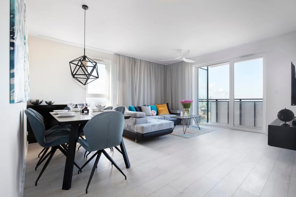 Bed, TV and multimedia, Living room, Photo of the whole room, Seating area, Dining area, Bedroom