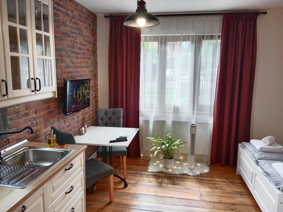 Bed, TV and multimedia, Kitchen or kitchenette, Photo of the whole room, Seating area, Bedroom, Area and facilities, kitchen