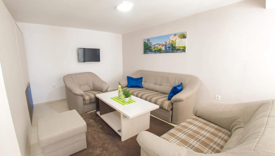 TV and multimedia, Seating area, Bedroom
