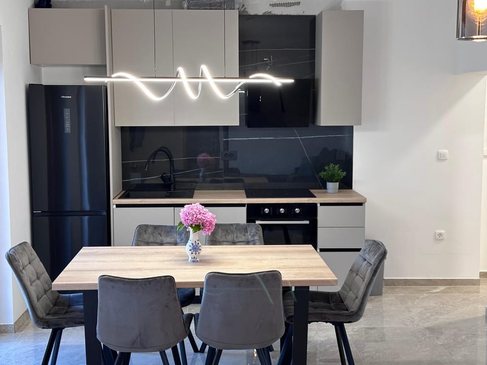 Dining area, kitchen