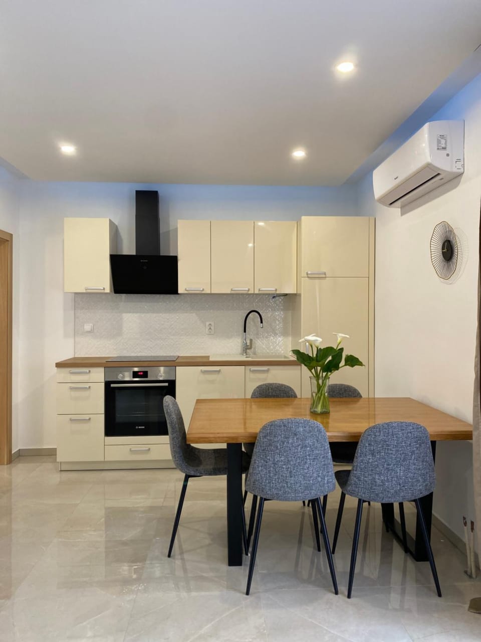 Kitchen or kitchenette, Dining area