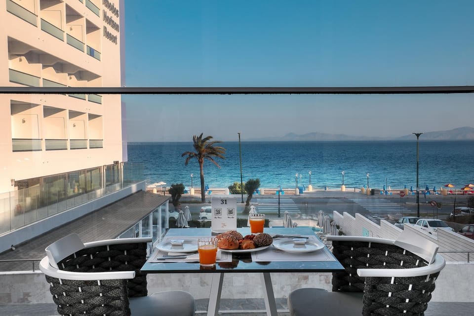 Balcony/Terrace, Food and drinks, Food, Sea view