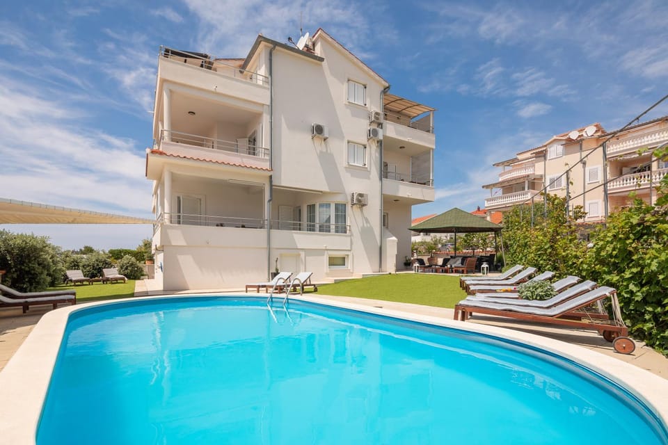 Property building, Day, Garden, Swimming pool
