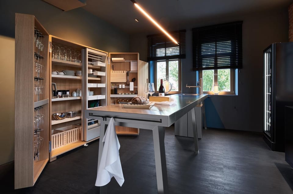 Kitchen or kitchenette, Dining area