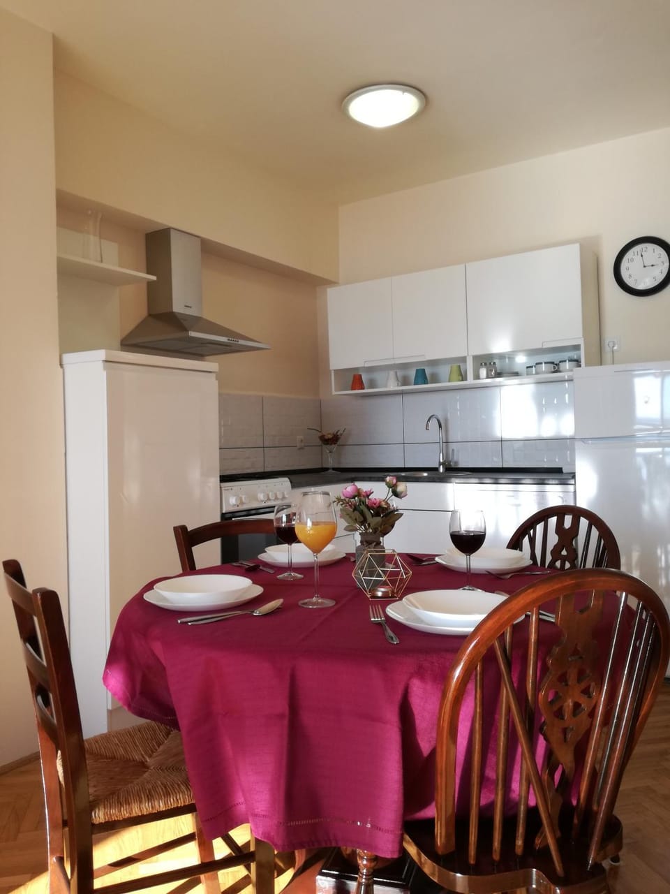 Kitchen or kitchenette, Dining area