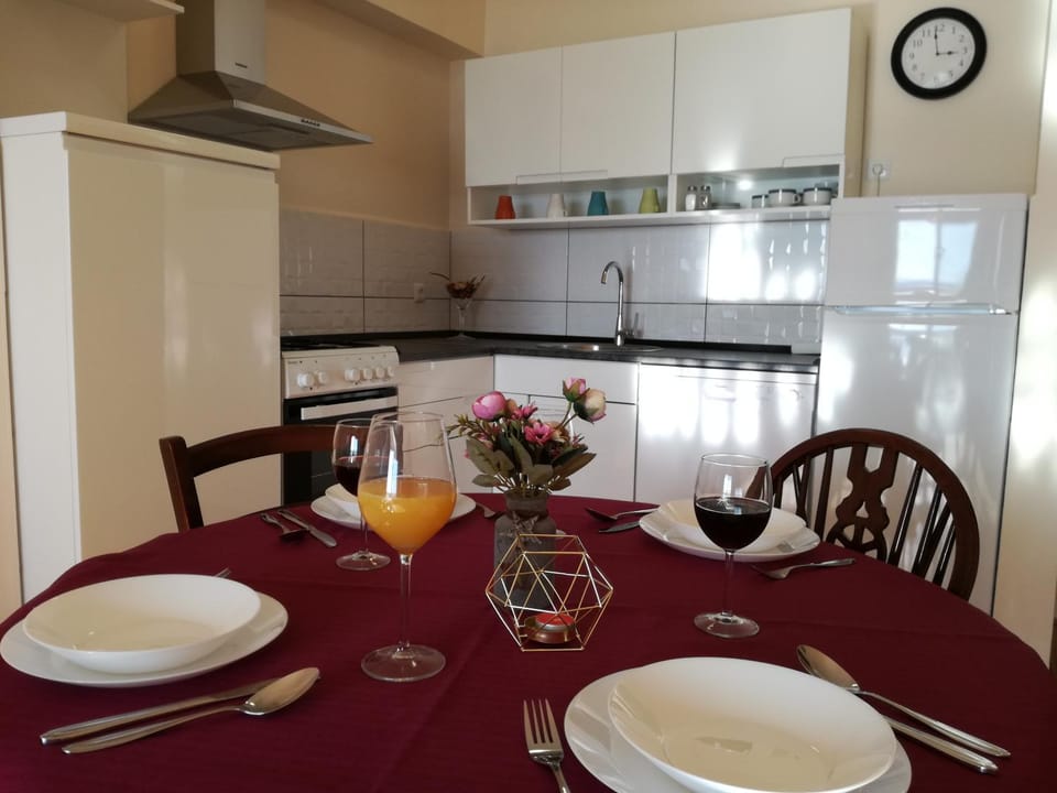Kitchen or kitchenette, Dining area