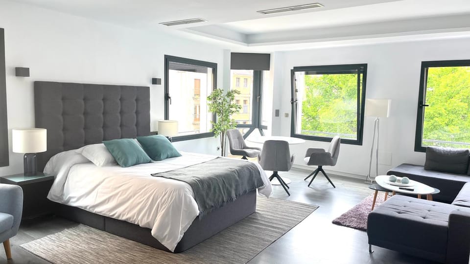 Bed, Photo of the whole room, Seating area
