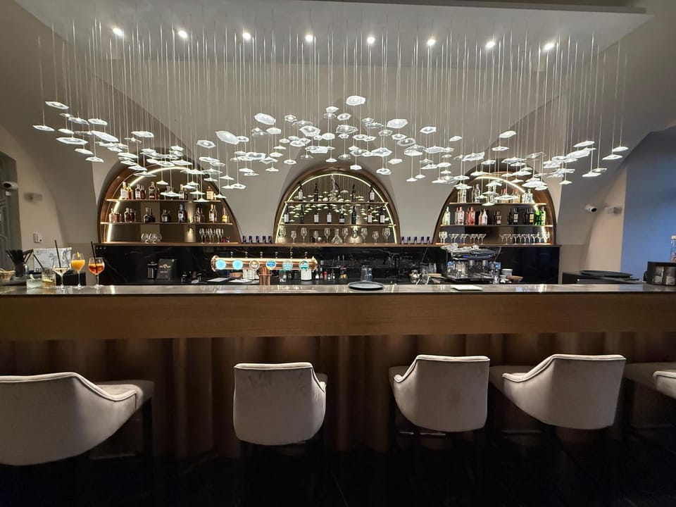Restaurant/places to eat, Lounge or bar