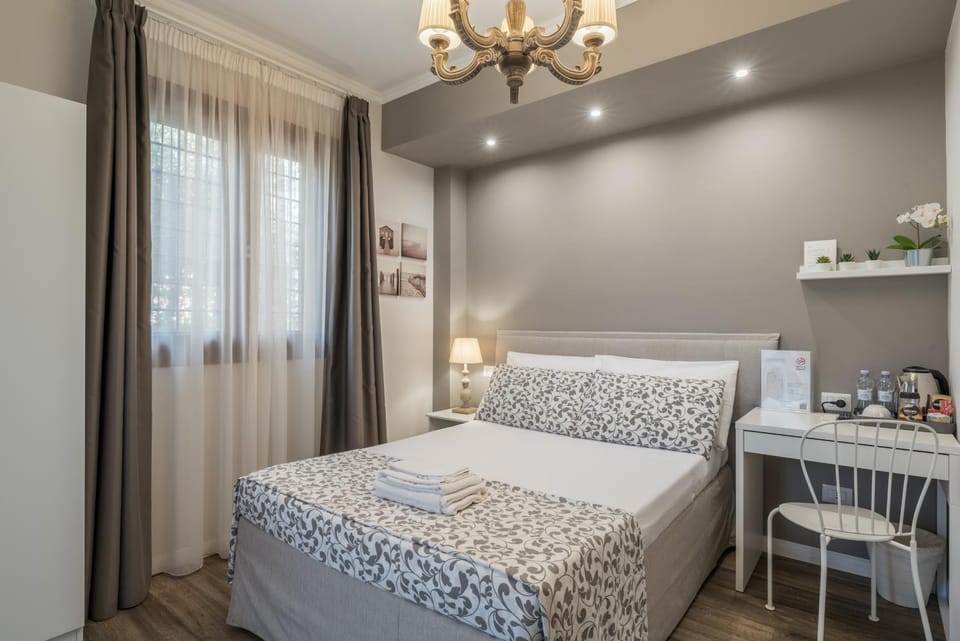 Bed, TV and multimedia, Photo of the whole room, Bedroom, locker, towels, air conditioner