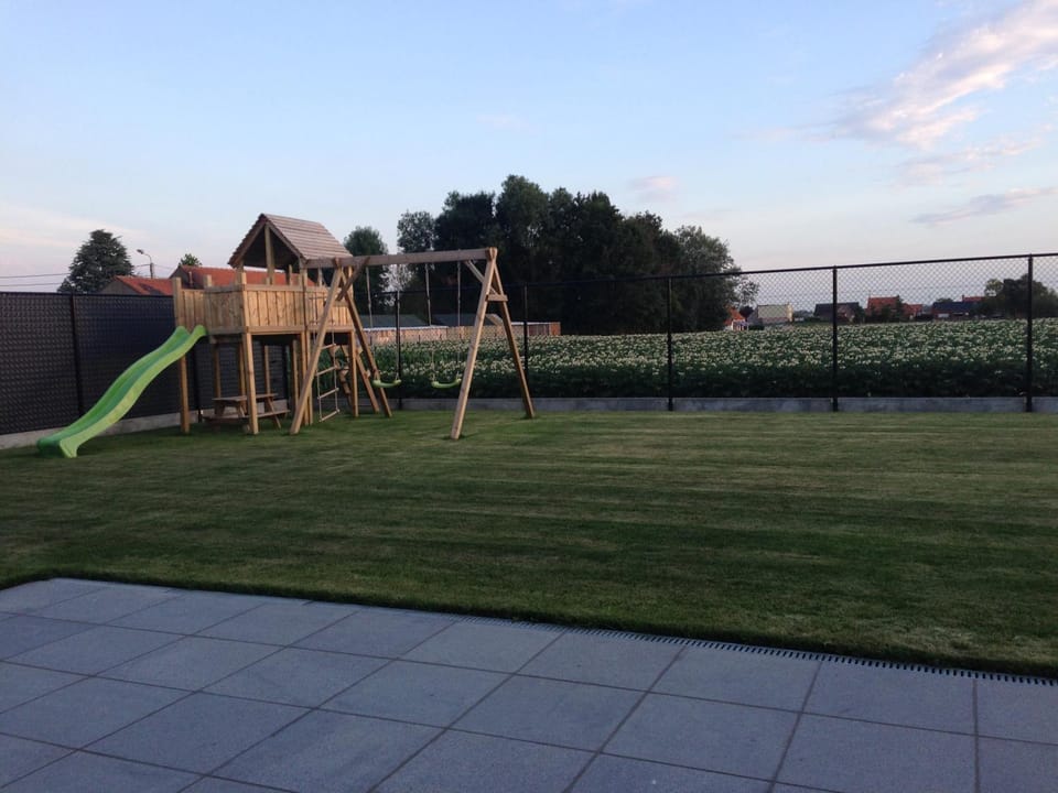 Natural landscape, Garden, On site, Garden view, young children, older children, group of guests, Family