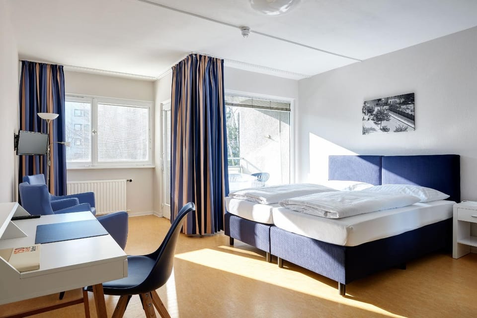 Bed, Seating area
