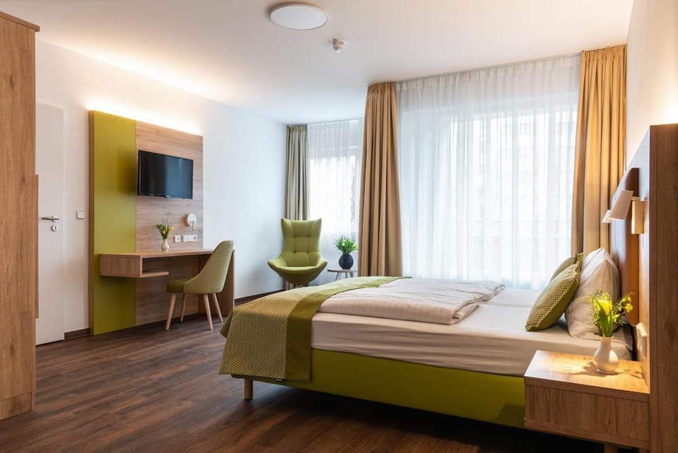Bed, Photo of the whole room, Seating area, Bedroom