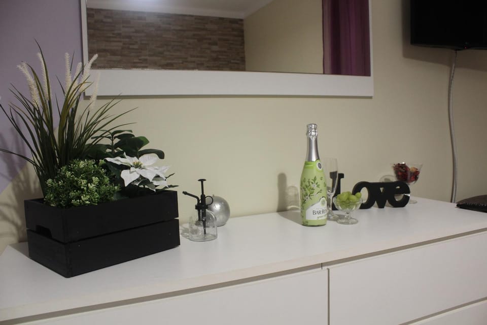 Bedroom, Drinks, Alcoholic drinks