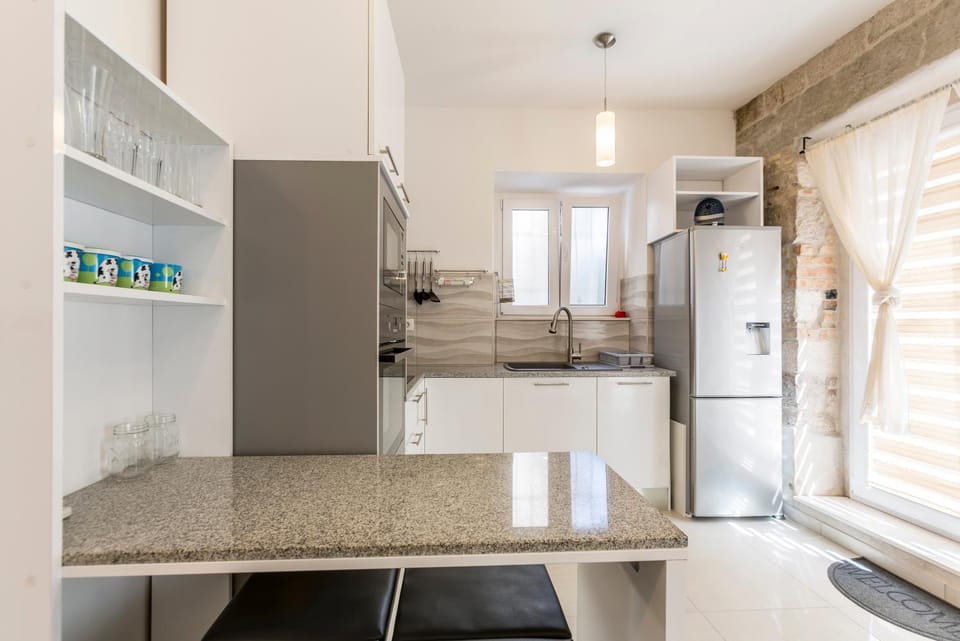 Communal lounge/ TV room, Coffee/tea facilities, Kitchen or kitchenette, Decorative detail, Seating area, Dining area, Communal kitchen, Guests, Drinks, Non alcoholic drinks, children, young children, older children, group of guests