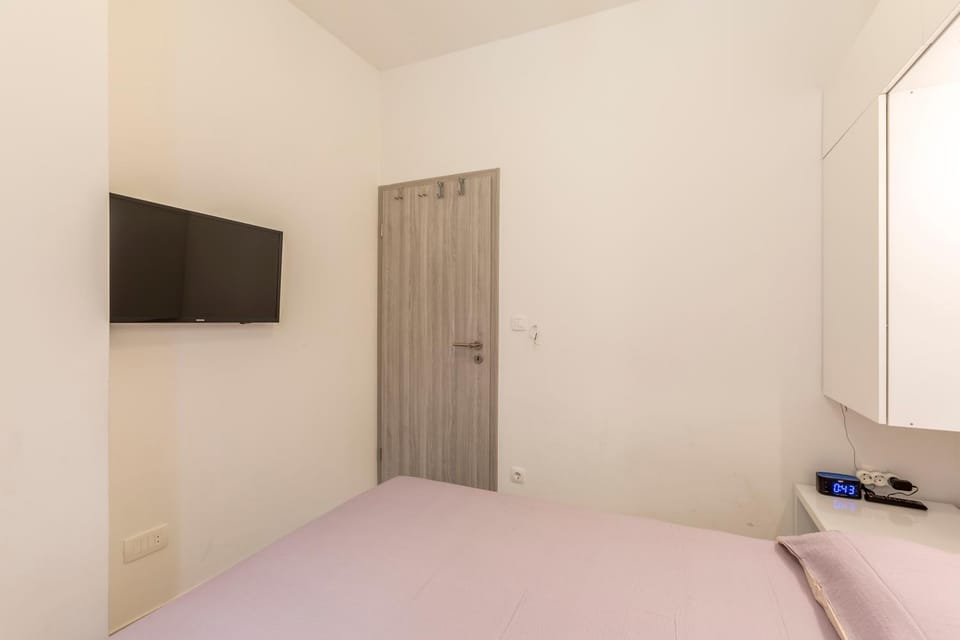 People, People, TV and multimedia, Decorative detail, Bedroom, Guests, Family