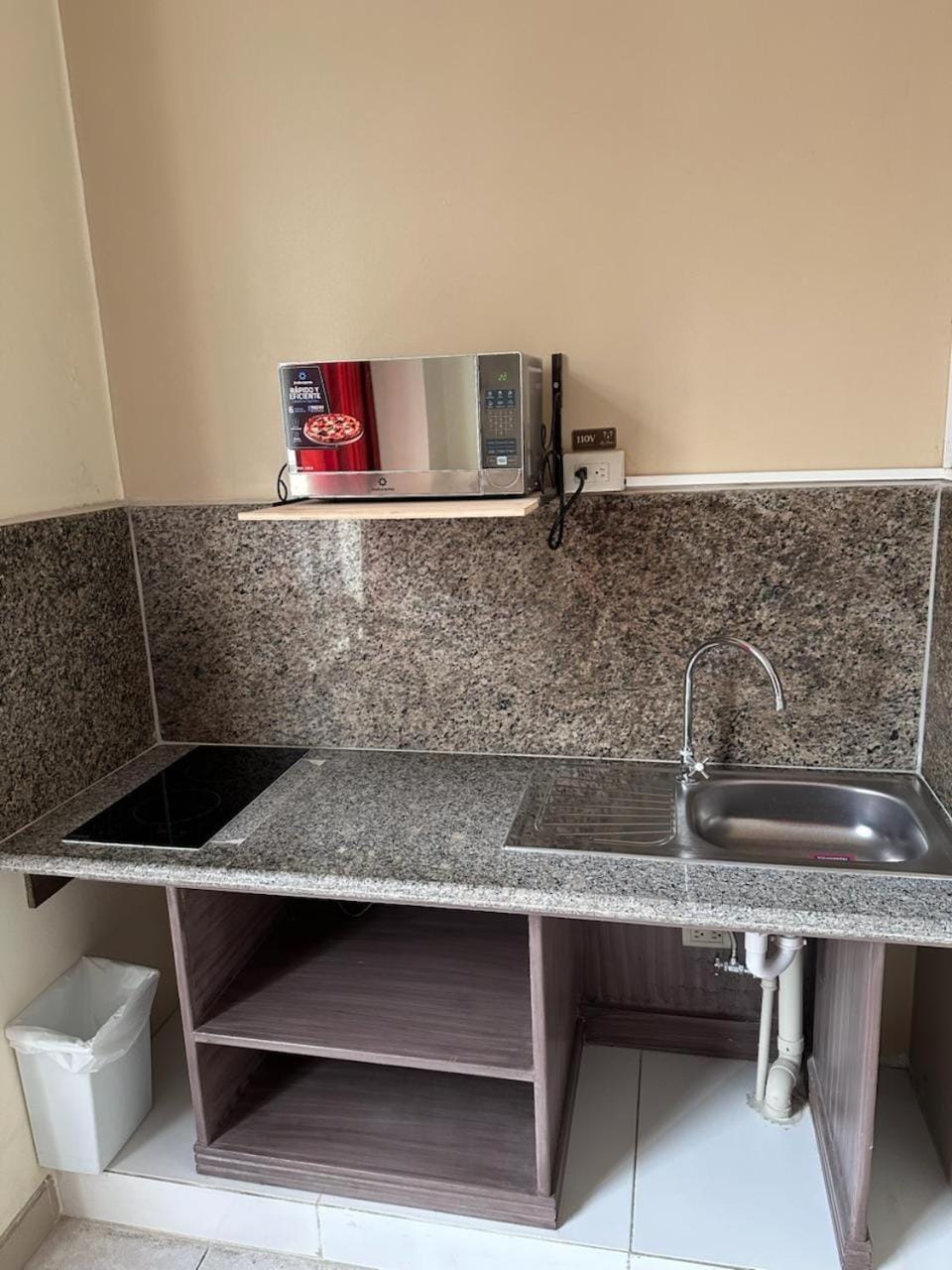 Restaurant/places to eat, Bird's eye view, TV and multimedia, Kitchen or kitchenette, Photo of the whole room, City view, Continental breakfast, ATM, microwave, safe, air conditioner, air conditioner