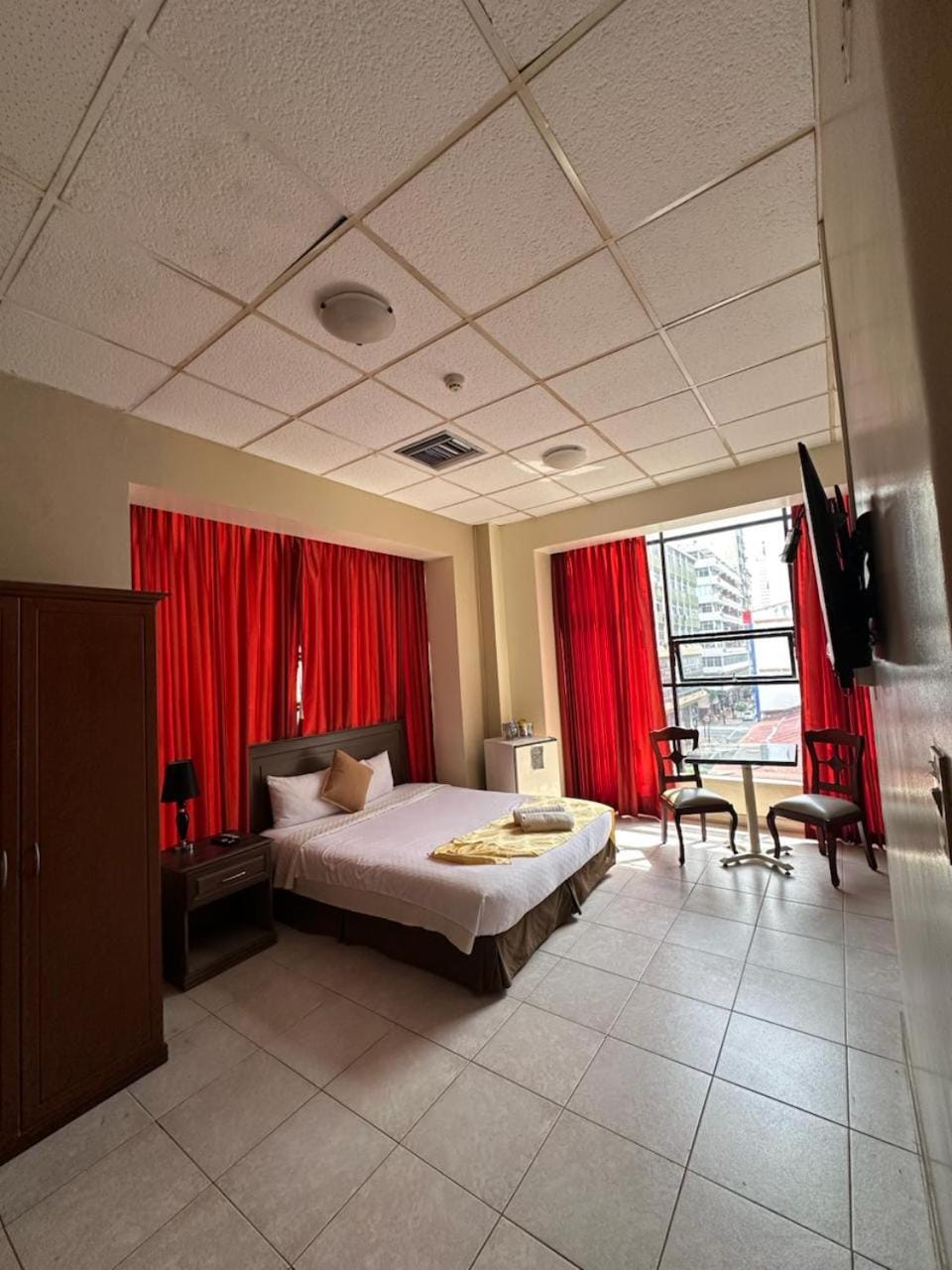 Shower, Restaurant/places to eat, Bed, Nightclub / DJ, TV and multimedia, Food and drinks, Food and drinks, Photo of the whole room, Animals, Bedroom, Pets, Shopping Area, Continental breakfast, ATM, safe, kitchen, air conditioner