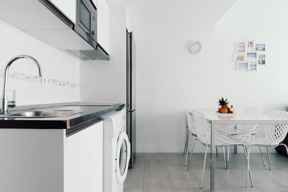 Kitchen or kitchenette, Dining area