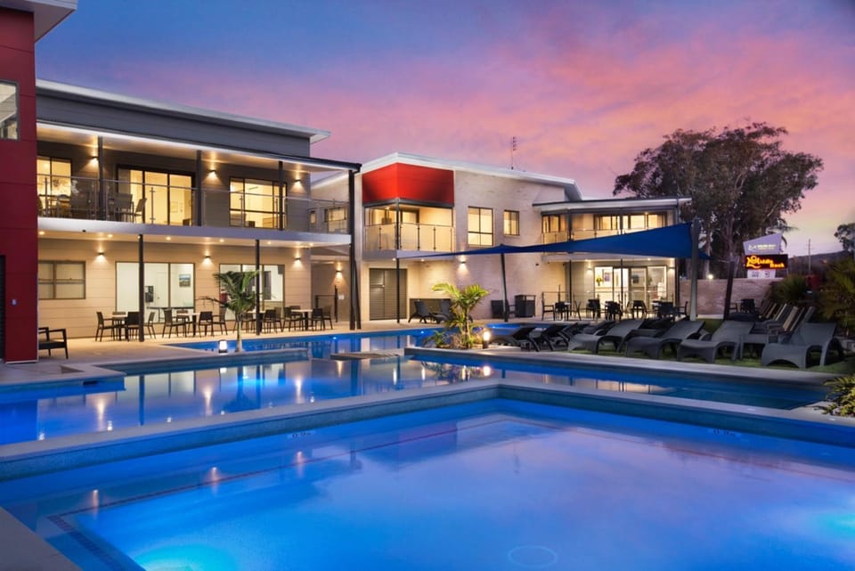 Property building, Restaurant/places to eat, Lounge or bar, Banquet/Function facilities, Pool view, Swimming pool, Alcoholic drinks, Non alcoholic drinks, Sunset