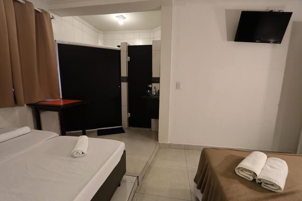 Bed, TV and multimedia, Photo of the whole room, towels