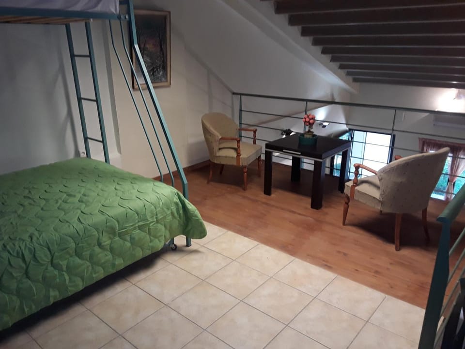 Photo of the whole room, bunk bed